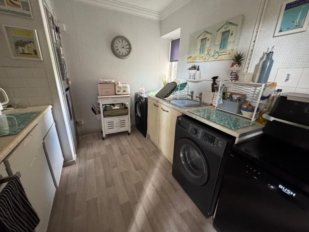 Lot: 97 - FREEHOLD BLOCK OF NINE FLATS PART INVESTMENT / PART VACANT IN WEST END OF FOLKESTONE - Flat D2 kitchen